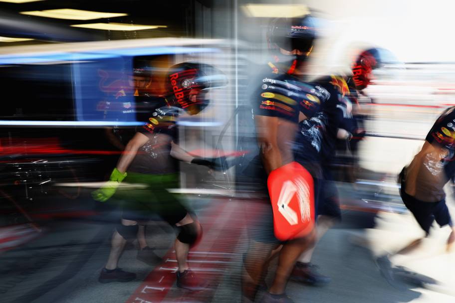 I meccanici della Red Bull si allenano per il pit stop. (Getty Images)